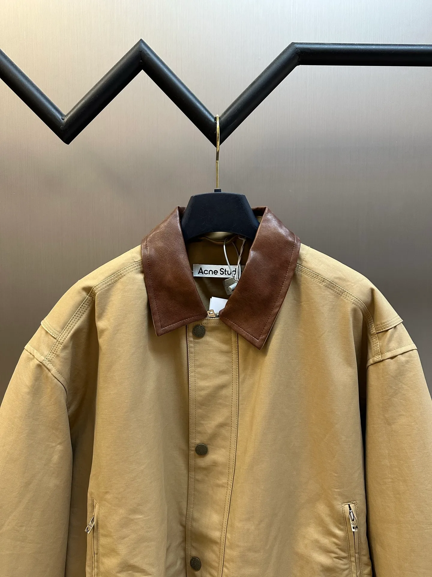 Ac Studios leather logo twill jacket is made of 100% fine cotton high-density plain weave, cotton twill woven lining, quilted washed cotton, Meili PU leather, template embroidery, fabric enzyme wash size: 42 44 46 48